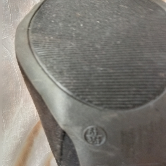 Black suede Rouge! peep toes ankle booties, size 6 1/2 - Picture 9 of 11